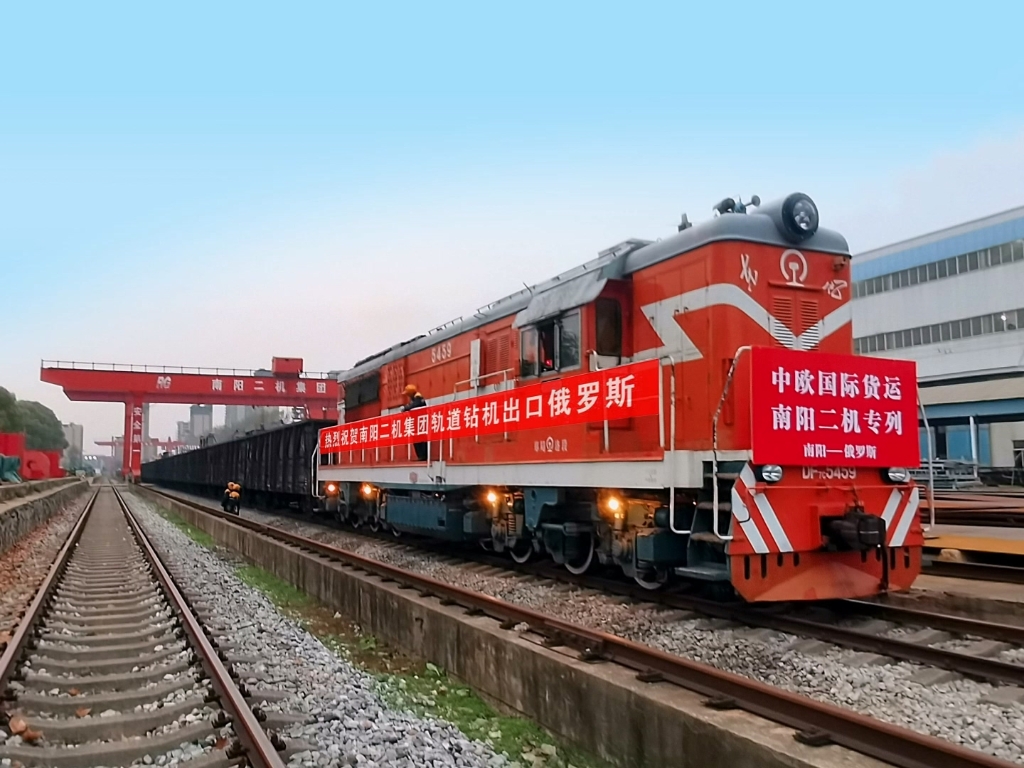 二机轨路钻机再次搭乘中欧班列前往俄罗斯，，，，，，，，添彩一带一路